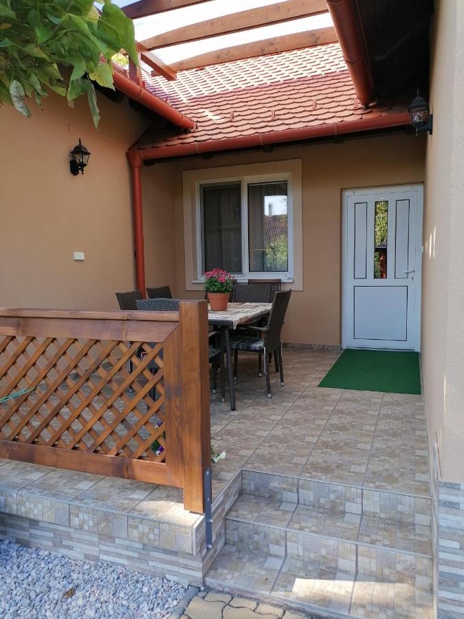 Kaktuszvirág Apartmanház Hajdúszoboszló Esterno foto