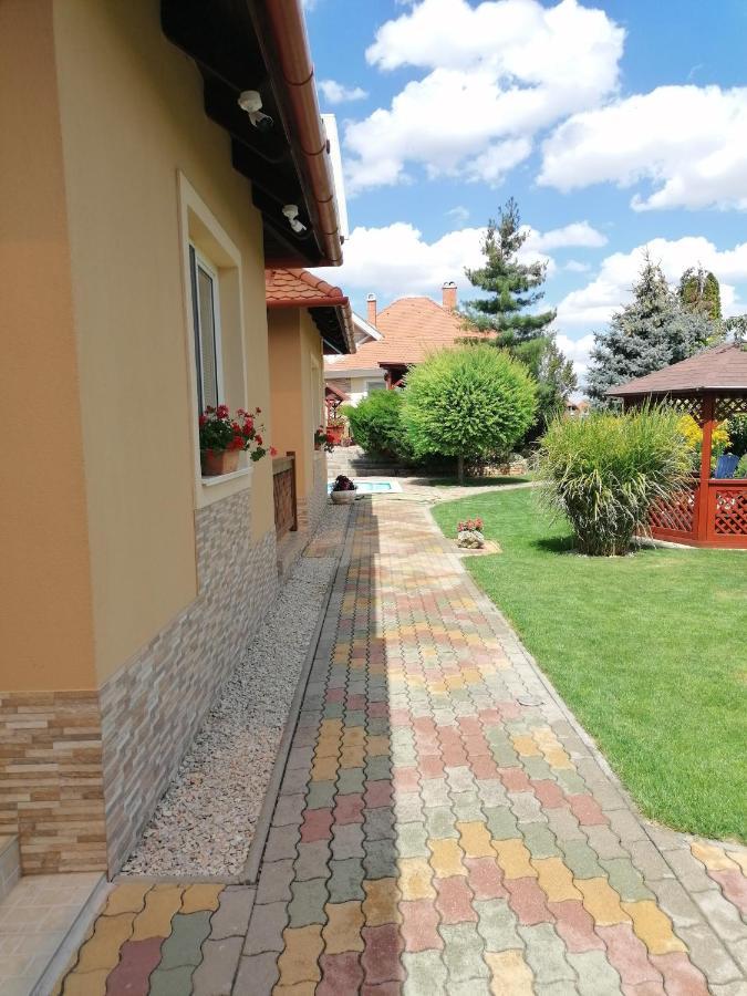 Kaktuszvirág Apartmanház Hajdúszoboszló Esterno foto