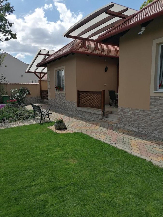 Kaktuszvirág Apartmanház Hajdúszoboszló Esterno foto